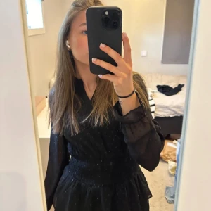 Klänning - Såååå sjukt fin klänning men som inte kommer till användning.💕Använd nån enstaka gång och är i nyskick. Den är ifrån Gina Young och passar mig som har xs/s i vanliga fall🥰