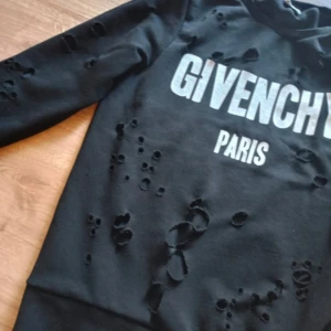 Givenchy-Paris  - check✅ 💥prissänkt, fast pris💥 I mkt fint skick skick-sparsamt använd Storlek på etikett XL, men passar som  Medium/large Äkta orginal givenchy Serie nr: bm00116412Q Nypris ca 450-550€ Skickar samma dag, som köp görs