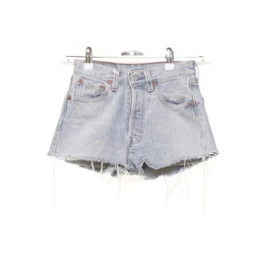 Levis shorts - Snygga levisshorts som är köpa på Sellpy. Tyvärr en storlek för liten men annars supersnygga. Köpta för 150kr.