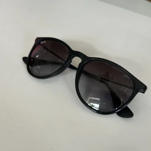 Ray Ban solglasögon  - Svarta Erika Ray Ban solglasögon använda i ok skick. Köpta på Tradera men då de inte kommer till användning så säljer jag dem nu. 