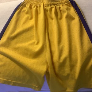 Säljer dessa basketshorts för att de sitter väldigt tajt på midjan på min son. Pris kan diskuteras. - Vet inte exakta måttet men de passar barn som är 10-12 år gamla men kan sitta lite hårt vid midjan.