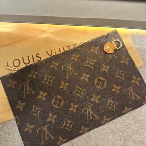 Kuvertväska  - Kan användas som liten väska, större plånbok eller sminkväska 