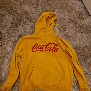 Säljer min coca cola tröja eftersom jag inte använder den