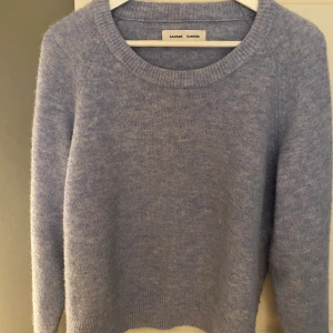 Stickad tröja  - En ljusblå stickad tröja från Samsoe Samsoe. Storlek M i fint skick. 