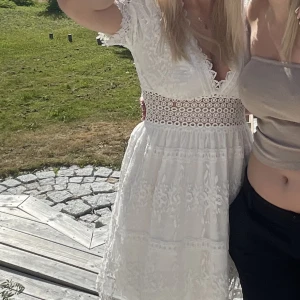 Vit klänning - säljer denna jättefina klänningen då den inte passar mig(använd 1 gång i sommras)🫶🏼