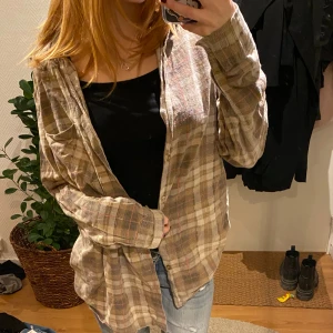 Söt skjorta - Så söt vintage skjorta ifrån Club i strl 39, inga defekter och är i bra skick, säljer då jag har inte funnit användning för den på länge 🫶