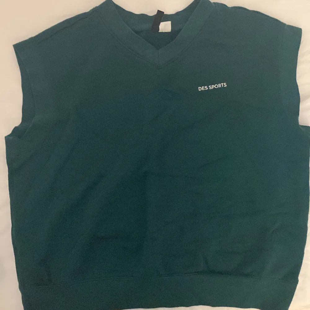 Dark green sweater vest in great condition. Tröjor & Koftor.