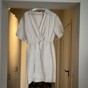 Studentklänning från &Other stories!  - Jättefin studentklänning från &Other Stories som är oänvänd. Köpte förra året men kom inte till användning. Prislappen är kvar!