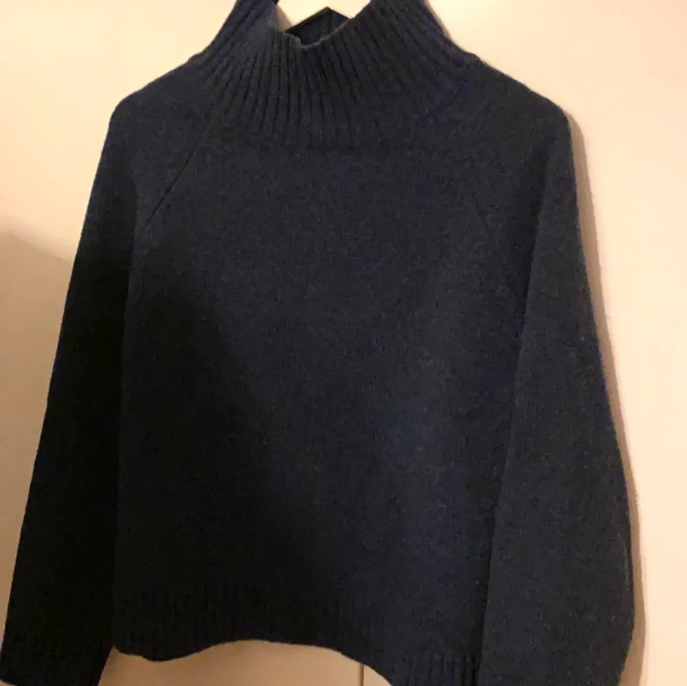 Så himla fin marinblå stickad tröja!💘nypris köpt på Åhléns för 700kr från. Stickat.