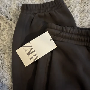 Mjukisbyxor från Zara - Aldrig använda