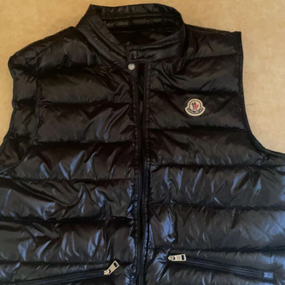 Moncler svart gui