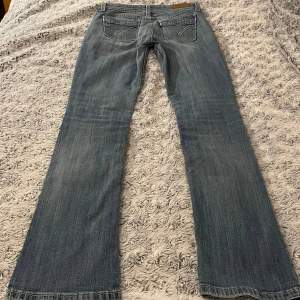 Lågmidjade raka jeans, vintage från levi’s, bra skick, passar både S och XS 💞innerbenslängd 76, längd 97, midja 37cm nypris ca 1000// äkta, köpta i USA // Skriv till mig om du har frågor💖