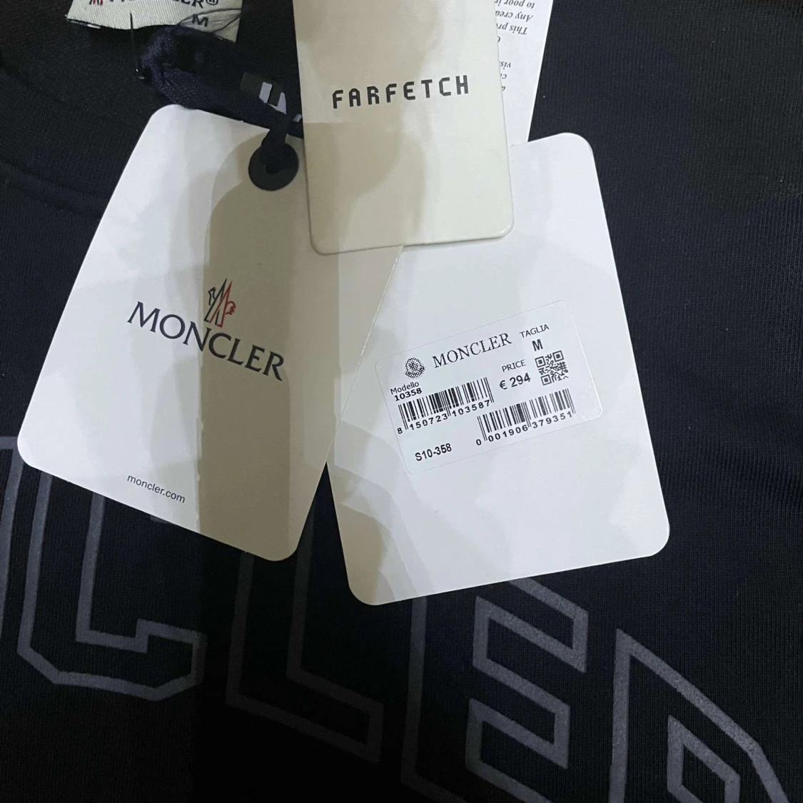Säljer moncler hoddie helt oanvänd