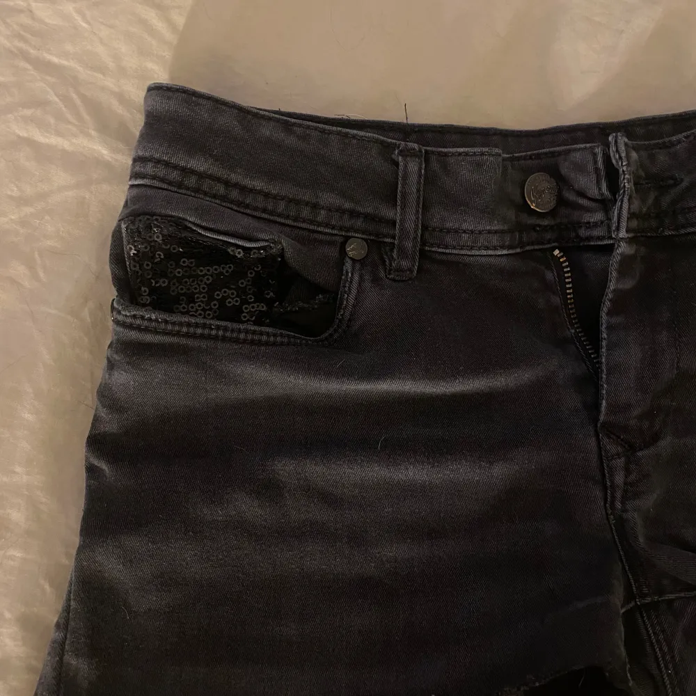Fina jeansshorts från Kaporal, strl W30. Köpta här på Plick. Fint skick, liten slitning vid paljetterna vid ”Kaporal” märket på baksidan (bild 4). Lågmidjade med svarta paljett detaljer 🖤. Shorts.