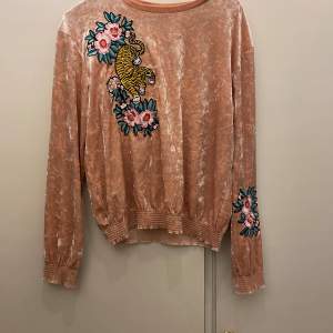Rosa långärmad tröja från hm, storlek 158/164🤗 Fina möster och bra kvalite✌🏻 Vet ej ordinarie pris, men vi kan diskutera pris🤝🏻