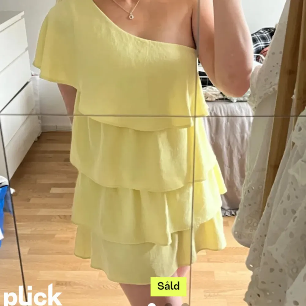 SÖKER!!!  Jag söker denna gula volang klänning i stolek xs Om någon säljer kontakta mig💘💘. Klänningar.