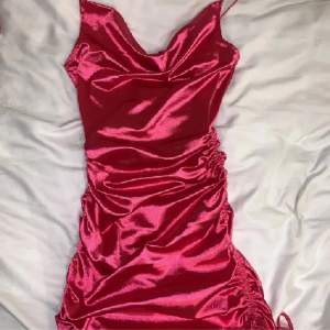 Säljer denna rosa klänning i storlek xs. Den är använd vid ett tillfälle hemma och är i ett väldigt fint skick🩷