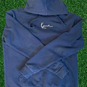Karl kani Hoodie  - Nästan aldrig använt 