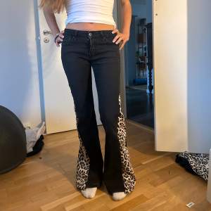 Svart lågmidjade jeans omsydda till Bootcut Midja: 70cm Innerbenslängd: 75