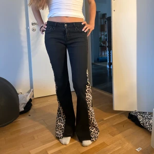 Remake svarta lågmidjade jeans omsydda till bootcut  - Svart lågmidjade jeans omsydda till Bootcut Midja: 70cm Innerbenslängd: 75
