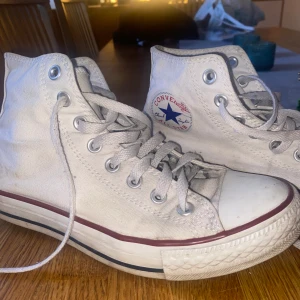 Converse sneakers  - Ett par vita Converse sneakers🌟använda men i bra skick. Tryck gärna på köp!