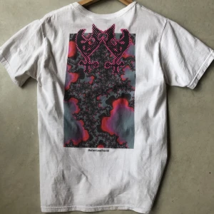 Bladee t shirt S - Bladee excelseor tshirt i strlk S. Ganska rare droppad 2020, Säljer då den int används så mke. Bra skick kom dm vid intresse!