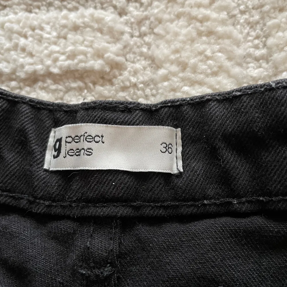 Svarta raka jeans från Gina tricot i storlek 36. Jeans & Byxor.
