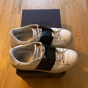 Säljer dessa valentino rockstud storlek 41 1/2  Passar även 42