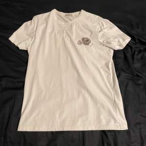 Tjena, säljer denna moncler t shirten. Skick 9/10  Retail, ca. 3000 Hör av er vid intresse 