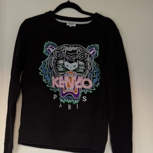 Kenzo tröja ~ som ny! - Säljes pågrund av att de inte är min stil längre och inte kommer till användning.  Tröjan är ny endast testad.    Kan även bjuda på eventuell frakt!   Pris kan diskuteras vid snabb affär.   Kan mötas upp i  närheten av Jönköping och i Sthlm!✨