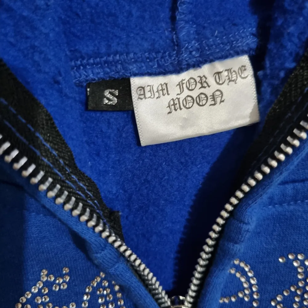 Säljer den riktig feta aim for the moon hoodie, då den bara ligger i garderoben Storlek S och är använd 3 gånger skicket är 9.5/10 Alla stenar finns kvar. Tröjor & Koftor.