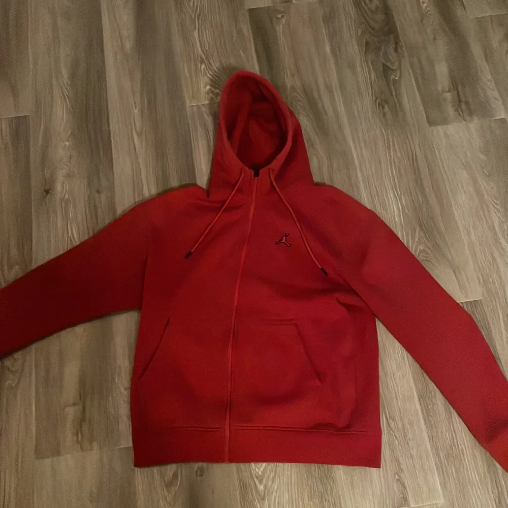 En röd Nike Jordan hoodie är superbra skick. Tröjan är i storlek medium. Hör av dig för fler bilder eller frågor!. Hoodies.