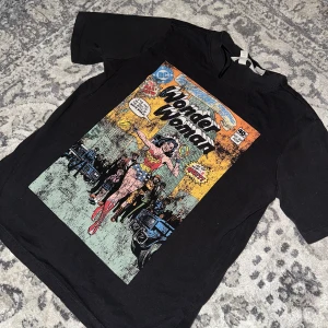 Tshirt  - Passar bra. Inte säker om den är designat att ser lite förstörd ut