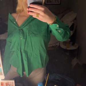 Grön skjorta - Så fin skjorta som ej kommer till användning. Storlek S💖funkar även som M