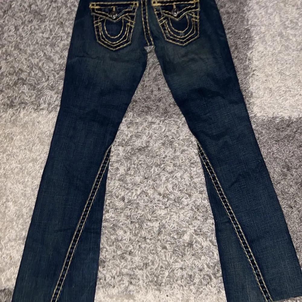 Vintage True religion jeans.  Midja:37cm Bredd:21cm Längd:96cm  Skriv gärna innan ni köper.. Jeans & Byxor.
