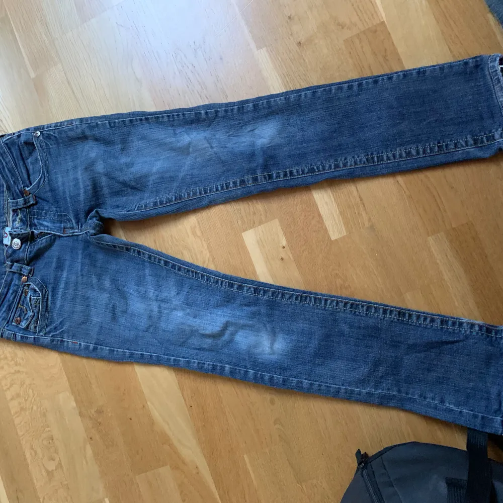 Säljer true religion jeans med broderi. Storlek W27 L34. (Bilder med de på finns med denna gången) . Jeans & Byxor.