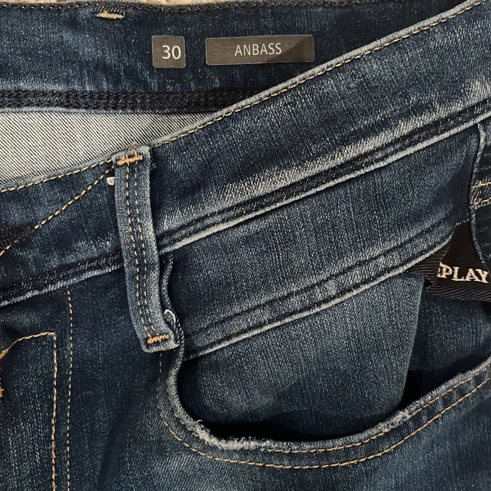 Säljer nu dessa replay anbass knappt använda då de är för små skick - 9/10. Skickas inom 24h 💯. Jeans & Byxor.