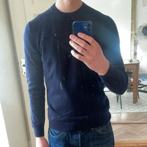 Kashmir tröja - Kashmir tröja från Massimo Dutti med 5% kashmir och 95% ull, 10/10 skick! Nypris ca: 1000 kr. Pris kan diskuteras och om du har någon fråga är det bara att ställa! 😃storlek: s/xs