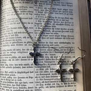 Kors smycke - Religionsfriheten är en av våra viktigaste mänskliga rättigheter. Oavsett om du är kristen eller bara vill ha ett fint gotiskt inspirerat smycke så doneras 20 % direkt till Amnesty international. Tillsammans för mänskliga rättigheter! 