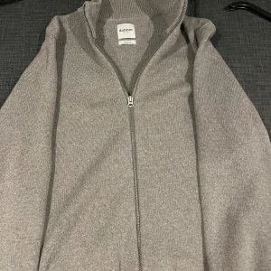 Dobber tröja - Hej jag köpte denna tröjan för 500 kr på zalando men har andvänt den 1 gång på ett kalas.  Skick: 10/10