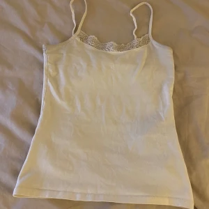 Linne med spets från Only - Linne med spets från Only i storlek xs, är i bra skick. Vet inte vad jag köpte den för men säljer den för 40kr