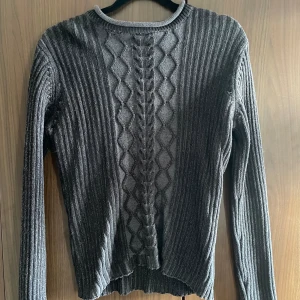 Grå stickad tröja - Grå stickad tröja från Capuccini