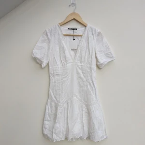 Vit student klänning  - Vit super söt klänning köpt på Zara! Storleken är Xs! Har ändast testats men ej använt. Bilden är inte min, men kan skicka egna om det önskas. Pris kan diskuteras ❤️❤️