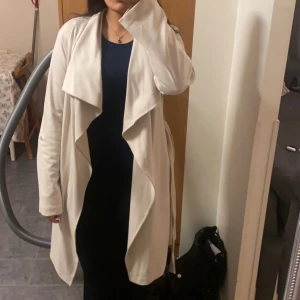 En beige kappa  - En beige kappa i bra skick har endast använts en gång. 