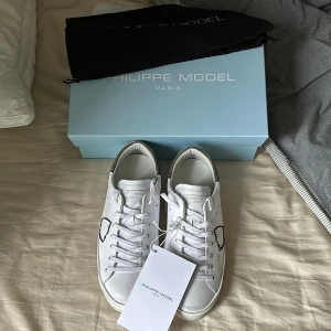Philippe Model - Helt nya Philippe Model med alla tillbehör. Storlek 39 passar 40. Skriv vid frågor eller funderingar 