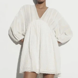 Zara klännign - Fin klänning från zara i storlek S! Använd få gånger. Säljs inte längre. Skriv vid frågor eller funderingar 💕💕