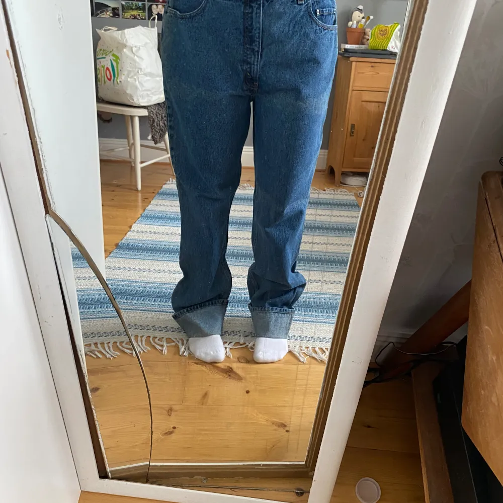 W38 L34, köpta i usa under 80talet av min farmor och har sedan dess legat vikta i en garderob. Oanvända med lappar kvar. Regular fit. Tror det är ”herrjeans” men funkar nog lika bra på damer❤️ regular fit 658. Hör av er om ni undrar något💋. Jeans & Byxor.