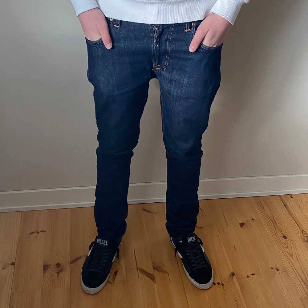 Dessa Nudie jeans i storlek W32 L32 är i ett utmärkt skick och har inga defekter. Modellen är Thin finn. Modellen är 185 och väger 66kg. Hör av er vid minsta fundering. Jeans & Byxor.