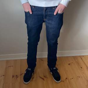 Dessa Nudie jeans i storlek W32 L32 är i ett utmärkt skick och har inga defekter. Modellen är Thin finn. Modellen är 185 och väger 66kg. Hör av er vid minsta fundering