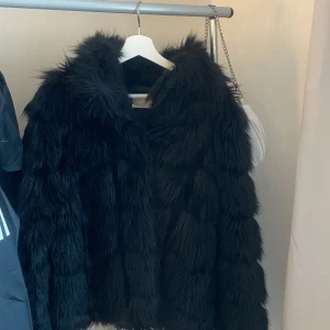 Jätte fin pälsjacka!! - Säljer nu min pälsjacka jag inte längre har någon användning för, jätte fin och populär och passar till allt! Jackan är köpt på Nelly!! Jackan är i storlek M men passar till mig som bär jackor i storlek xs/s perfekt! Pris kan alltid diskuteras! 
